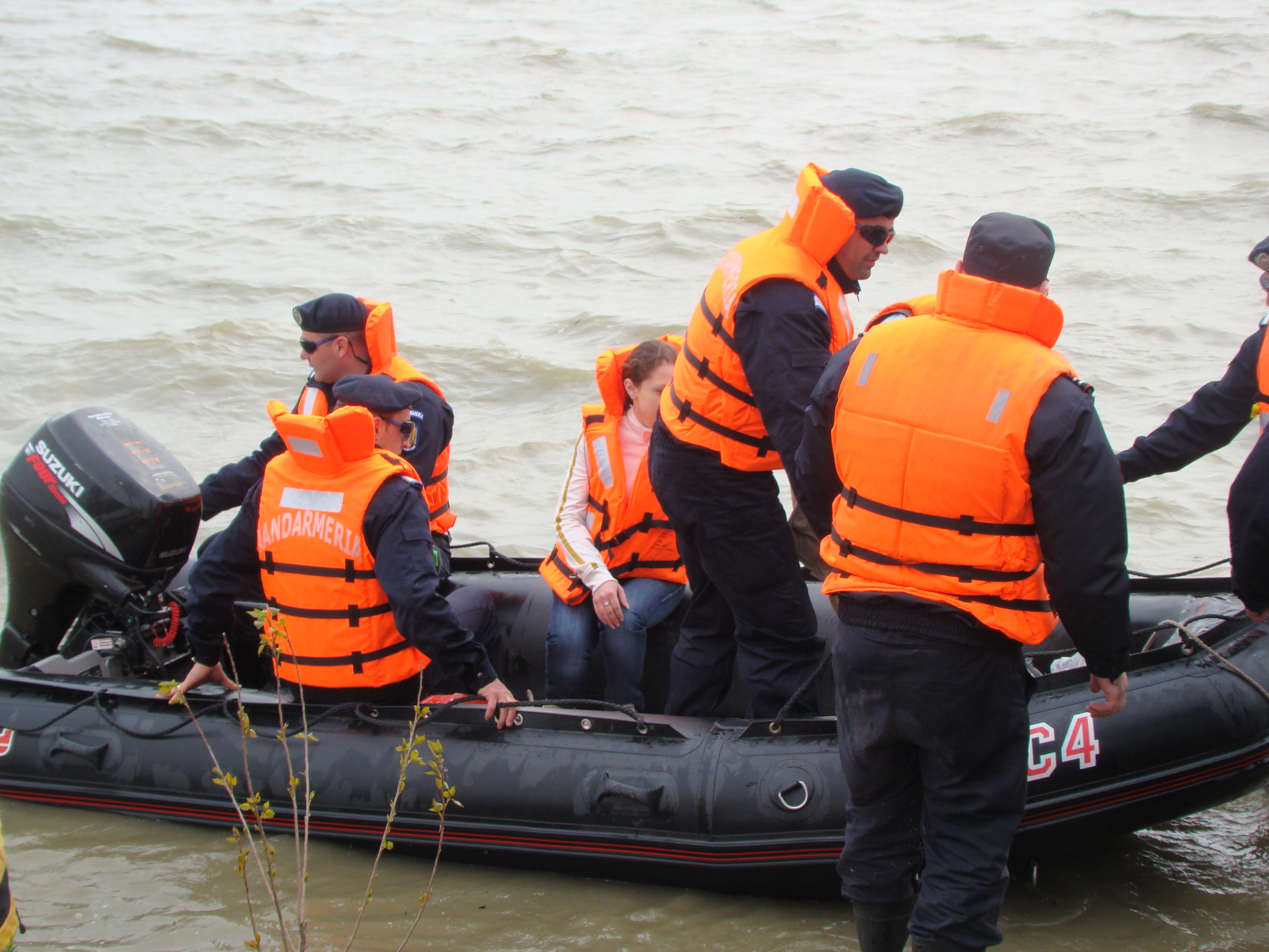 transportul victimelor cu barcii pneumatice